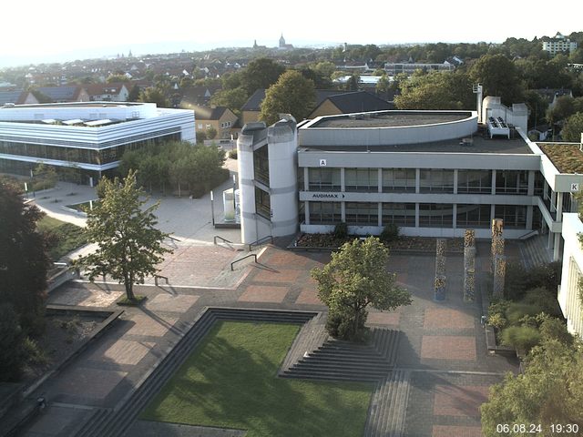 Foto der Webcam: Verwaltungsgebäude, Innenhof mit Audimax, Hörsaal-Gebäude 1