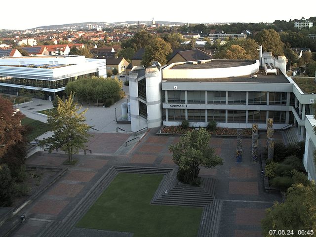 Foto der Webcam: Verwaltungsgebäude, Innenhof mit Audimax, Hörsaal-Gebäude 1