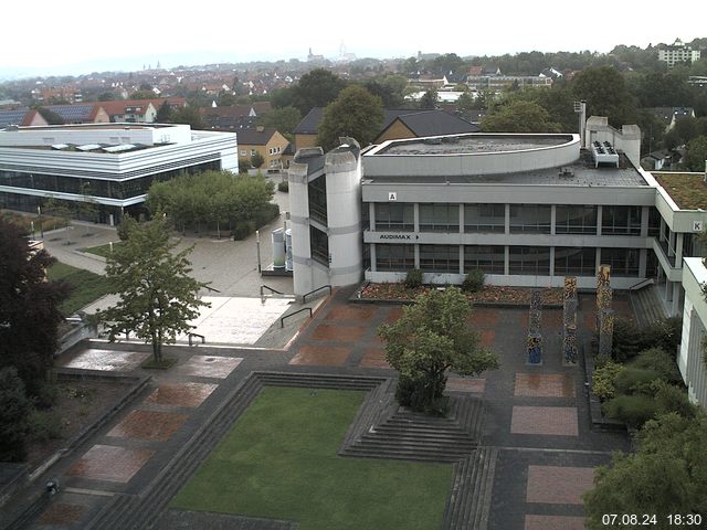 Foto der Webcam: Verwaltungsgebäude, Innenhof mit Audimax, Hörsaal-Gebäude 1