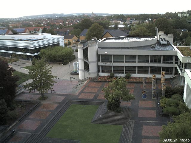 Foto der Webcam: Verwaltungsgebäude, Innenhof mit Audimax, Hörsaal-Gebäude 1