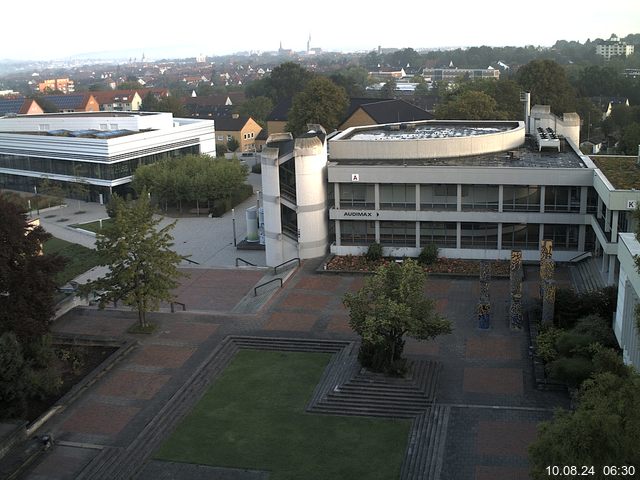 Foto der Webcam: Verwaltungsgebäude, Innenhof mit Audimax, Hörsaal-Gebäude 1