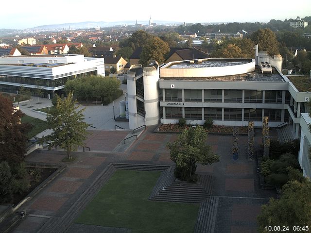 Foto der Webcam: Verwaltungsgebäude, Innenhof mit Audimax, Hörsaal-Gebäude 1