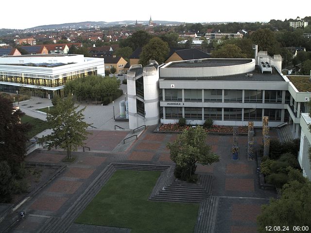 Foto der Webcam: Verwaltungsgebäude, Innenhof mit Audimax, Hörsaal-Gebäude 1