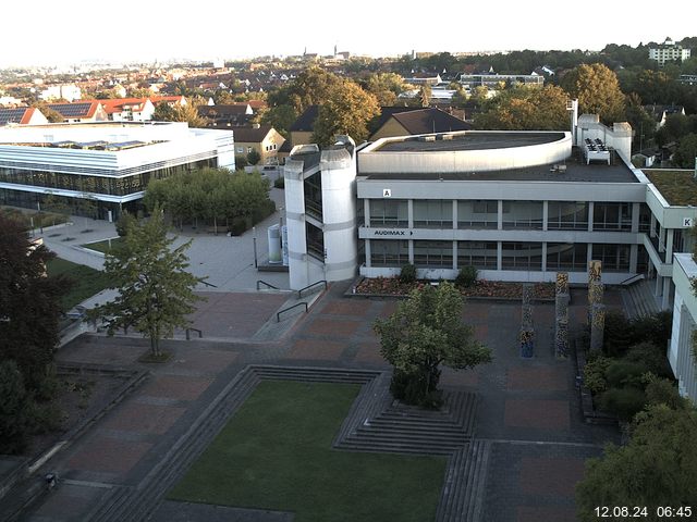 Foto der Webcam: Verwaltungsgebäude, Innenhof mit Audimax, Hörsaal-Gebäude 1