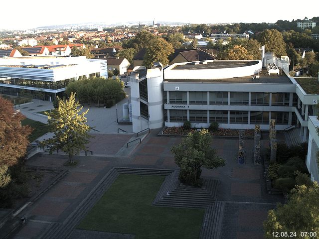 Foto der Webcam: Verwaltungsgebäude, Innenhof mit Audimax, Hörsaal-Gebäude 1