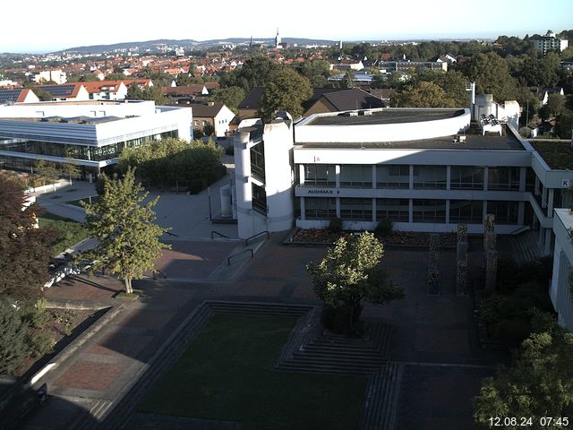 Foto der Webcam: Verwaltungsgebäude, Innenhof mit Audimax, Hörsaal-Gebäude 1