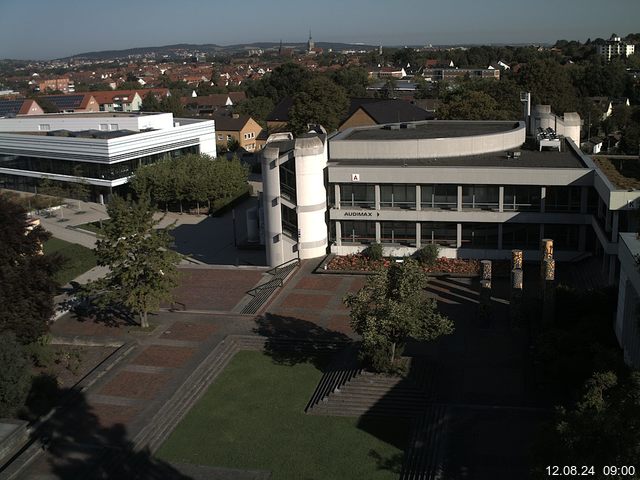 Foto der Webcam: Verwaltungsgebäude, Innenhof mit Audimax, Hörsaal-Gebäude 1