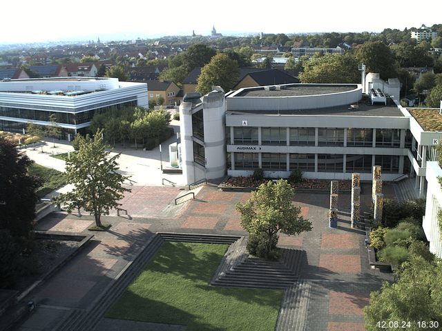 Foto der Webcam: Verwaltungsgebäude, Innenhof mit Audimax, Hörsaal-Gebäude 1