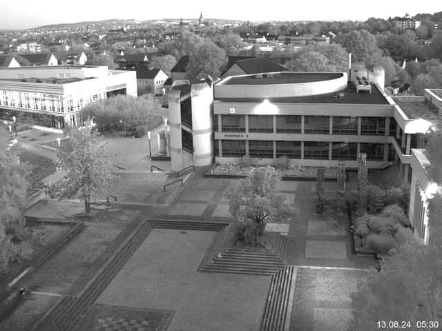 Foto der Webcam: Verwaltungsgebäude, Innenhof mit Audimax, Hörsaal-Gebäude 1