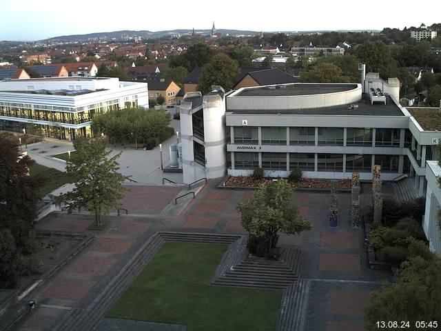 Foto der Webcam: Verwaltungsgebäude, Innenhof mit Audimax, Hörsaal-Gebäude 1