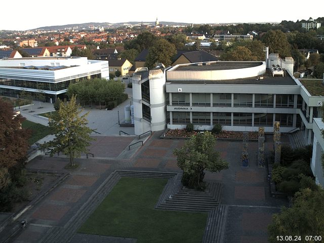 Foto der Webcam: Verwaltungsgebäude, Innenhof mit Audimax, Hörsaal-Gebäude 1