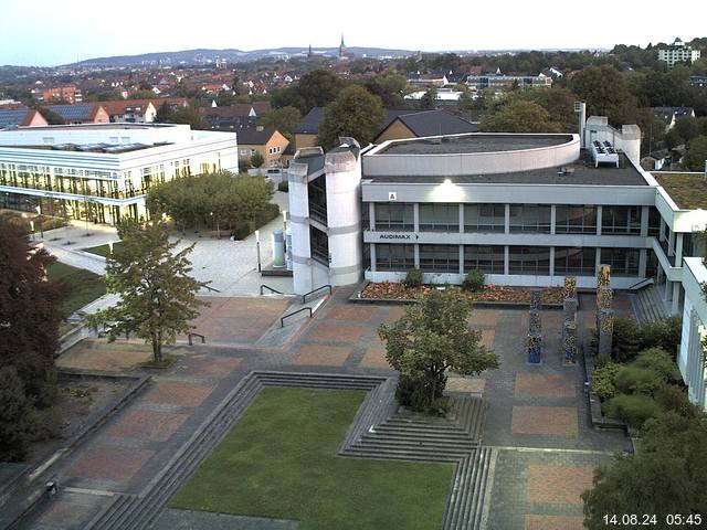 Foto der Webcam: Verwaltungsgebäude, Innenhof mit Audimax, Hörsaal-Gebäude 1