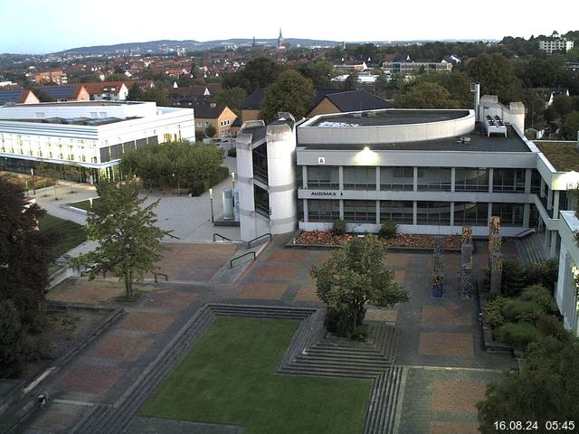 Foto der Webcam: Verwaltungsgebäude, Innenhof mit Audimax, Hörsaal-Gebäude 1