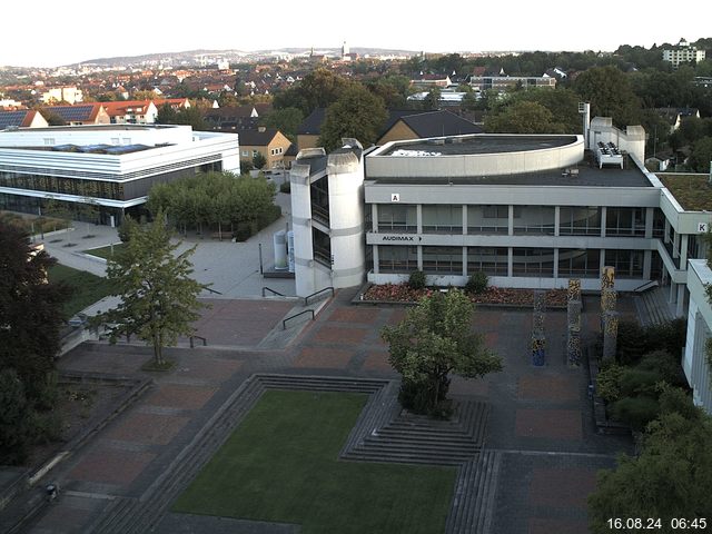 Foto der Webcam: Verwaltungsgebäude, Innenhof mit Audimax, Hörsaal-Gebäude 1