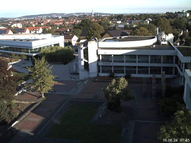 Foto der Webcam: Verwaltungsgebäude, Innenhof mit Audimax, Hörsaal-Gebäude 1