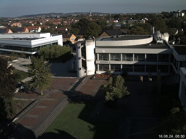 Foto der Webcam: Verwaltungsgebäude, Innenhof mit Audimax, Hörsaal-Gebäude 1