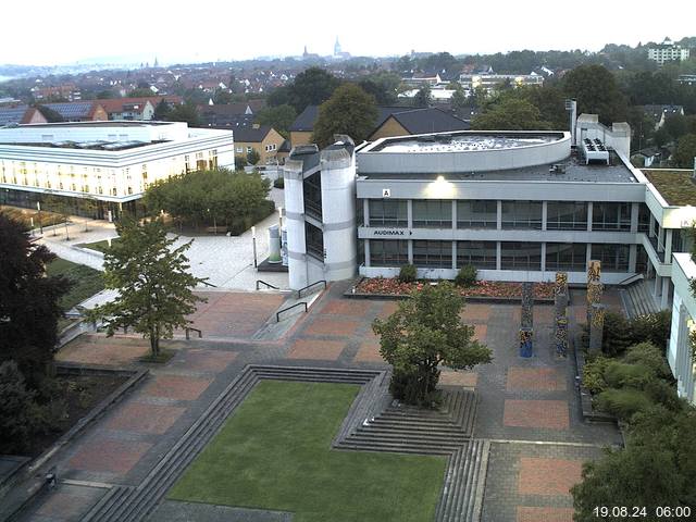 Foto der Webcam: Verwaltungsgebäude, Innenhof mit Audimax, Hörsaal-Gebäude 1