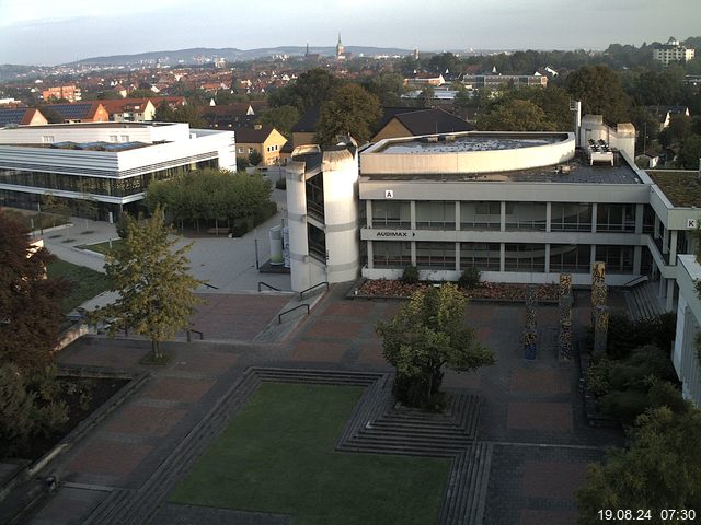 Foto der Webcam: Verwaltungsgebäude, Innenhof mit Audimax, Hörsaal-Gebäude 1