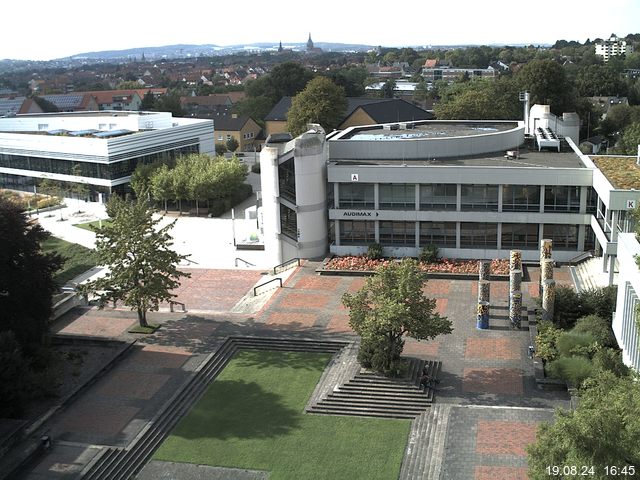 Foto der Webcam: Verwaltungsgebäude, Innenhof mit Audimax, Hörsaal-Gebäude 1