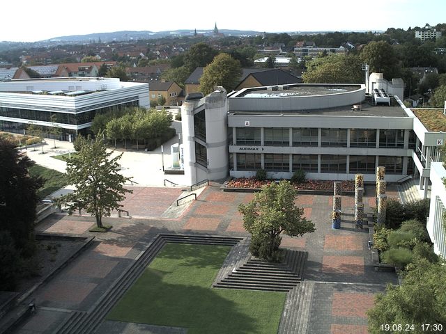 Foto der Webcam: Verwaltungsgebäude, Innenhof mit Audimax, Hörsaal-Gebäude 1