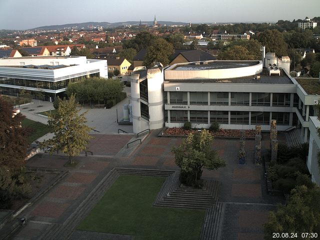 Foto der Webcam: Verwaltungsgebäude, Innenhof mit Audimax, Hörsaal-Gebäude 1