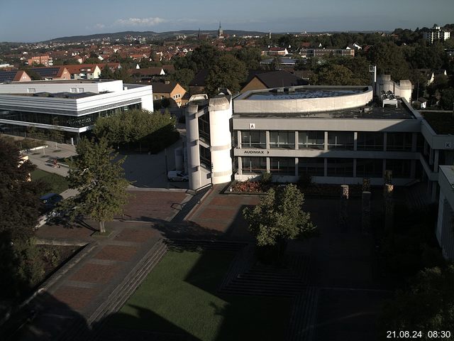 Foto der Webcam: Verwaltungsgebäude, Innenhof mit Audimax, Hörsaal-Gebäude 1