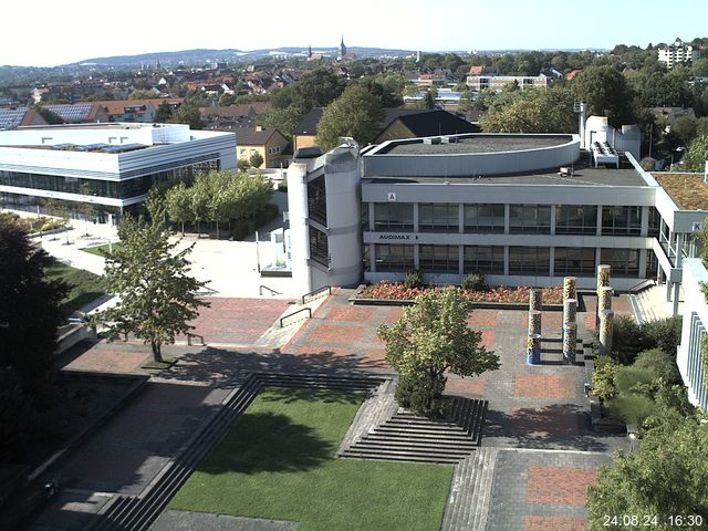 Foto der Webcam: Verwaltungsgebäude, Innenhof mit Audimax, Hörsaal-Gebäude 1