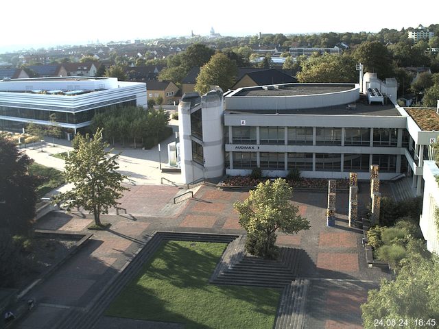 Foto der Webcam: Verwaltungsgebäude, Innenhof mit Audimax, Hörsaal-Gebäude 1