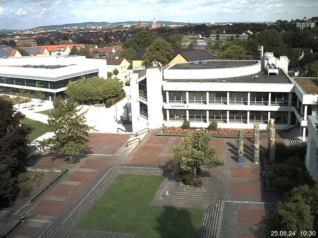 Foto der Webcam: Verwaltungsgebäude, Innenhof mit Audimax, Hörsaal-Gebäude 1