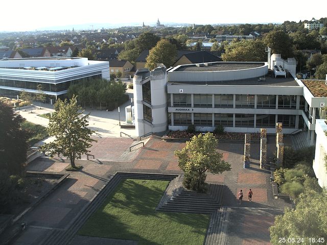 Foto der Webcam: Verwaltungsgebäude, Innenhof mit Audimax, Hörsaal-Gebäude 1