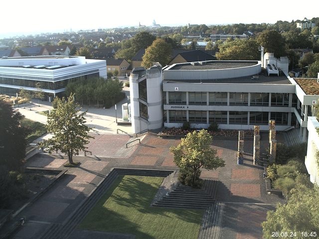 Foto der Webcam: Verwaltungsgebäude, Innenhof mit Audimax, Hörsaal-Gebäude 1