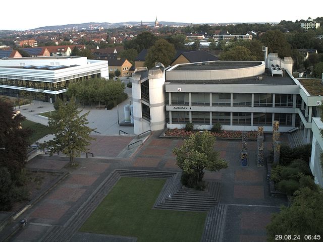 Foto der Webcam: Verwaltungsgebäude, Innenhof mit Audimax, Hörsaal-Gebäude 1