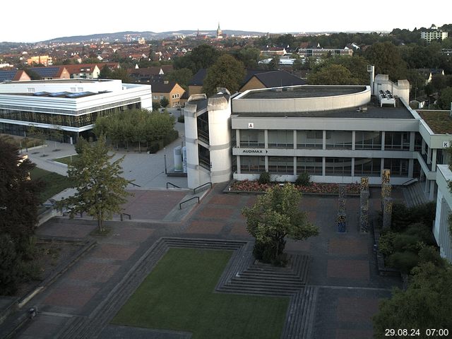 Foto der Webcam: Verwaltungsgebäude, Innenhof mit Audimax, Hörsaal-Gebäude 1