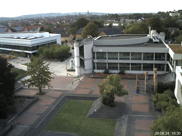 Foto der Webcam: Verwaltungsgebäude, Innenhof mit Audimax, Hörsaal-Gebäude 1