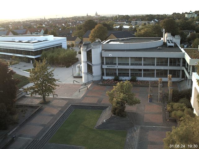 Foto der Webcam: Verwaltungsgebäude, Innenhof mit Audimax, Hörsaal-Gebäude 1