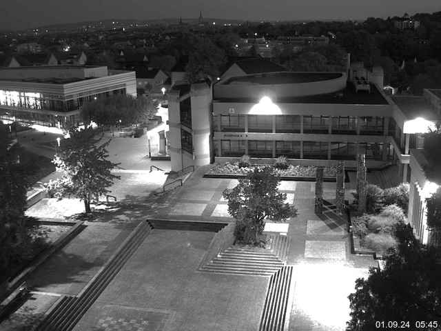 Foto der Webcam: Verwaltungsgebäude, Innenhof mit Audimax, Hörsaal-Gebäude 1