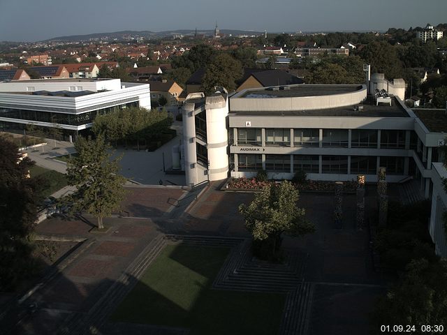 Foto der Webcam: Verwaltungsgebäude, Innenhof mit Audimax, Hörsaal-Gebäude 1