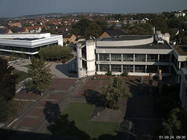 Foto der Webcam: Verwaltungsgebäude, Innenhof mit Audimax, Hörsaal-Gebäude 1