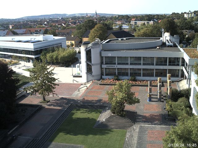 Foto der Webcam: Verwaltungsgebäude, Innenhof mit Audimax, Hörsaal-Gebäude 1