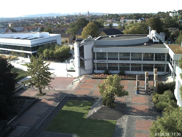 Foto der Webcam: Verwaltungsgebäude, Innenhof mit Audimax, Hörsaal-Gebäude 1