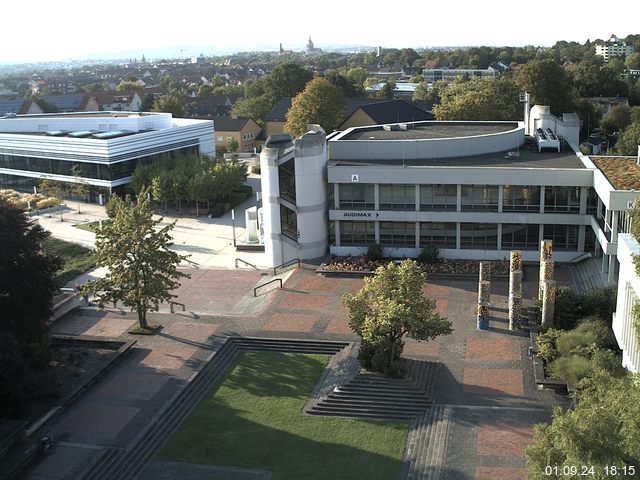 Foto der Webcam: Verwaltungsgebäude, Innenhof mit Audimax, Hörsaal-Gebäude 1