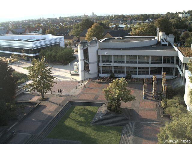 Foto der Webcam: Verwaltungsgebäude, Innenhof mit Audimax, Hörsaal-Gebäude 1