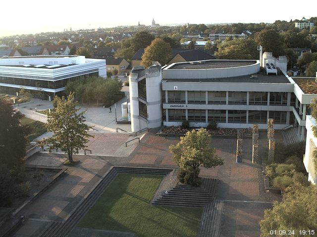 Foto der Webcam: Verwaltungsgebäude, Innenhof mit Audimax, Hörsaal-Gebäude 1