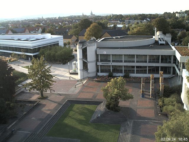 Foto der Webcam: Verwaltungsgebäude, Innenhof mit Audimax, Hörsaal-Gebäude 1