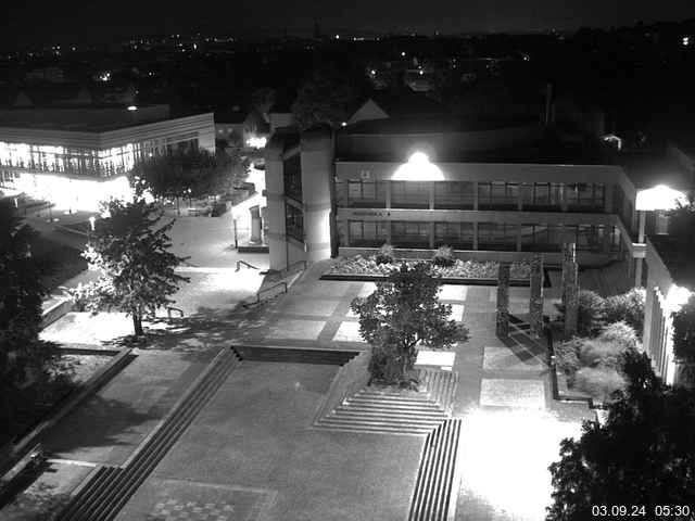 Foto der Webcam: Verwaltungsgebäude, Innenhof mit Audimax, Hörsaal-Gebäude 1