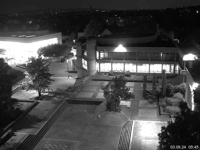 Foto der Webcam: Verwaltungsgebäude, Innenhof mit Audimax, Hörsaal-Gebäude 1