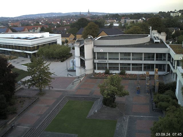 Foto der Webcam: Verwaltungsgebäude, Innenhof mit Audimax, Hörsaal-Gebäude 1