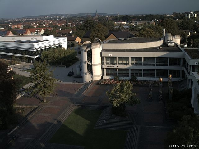 Foto der Webcam: Verwaltungsgebäude, Innenhof mit Audimax, Hörsaal-Gebäude 1