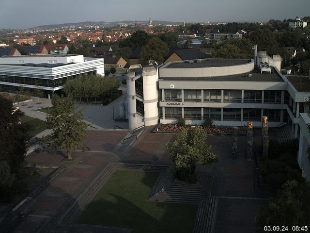 Foto der Webcam: Verwaltungsgebäude, Innenhof mit Audimax, Hörsaal-Gebäude 1