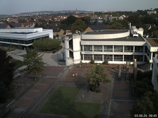 Foto der Webcam: Verwaltungsgebäude, Innenhof mit Audimax, Hörsaal-Gebäude 1